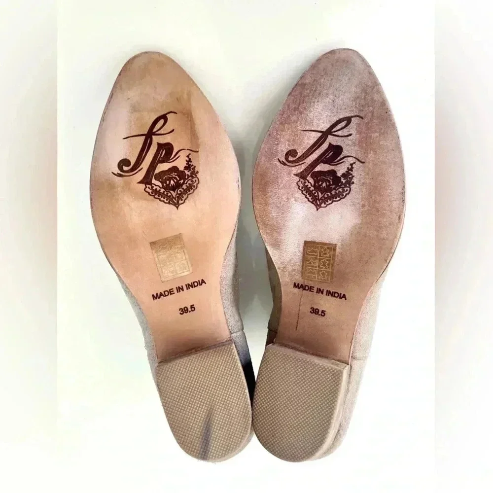 Free People Charm Double V‎ Tan Suede Ankle Boots Size 39.5